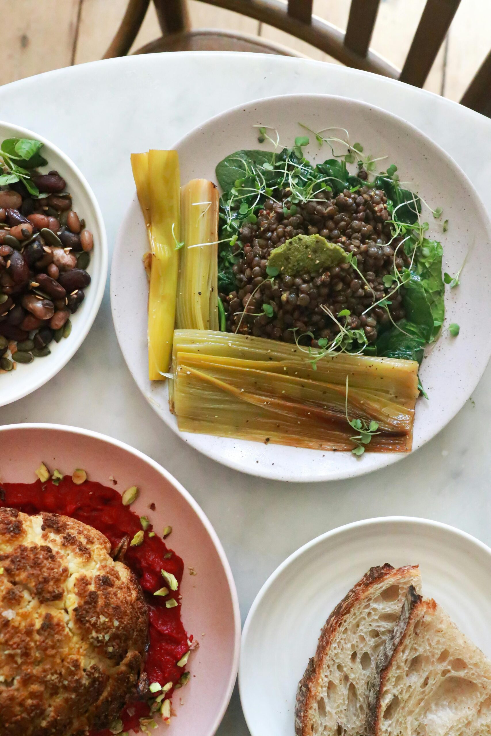 Salade de lentilles, lardons, oignons et carottes râpées