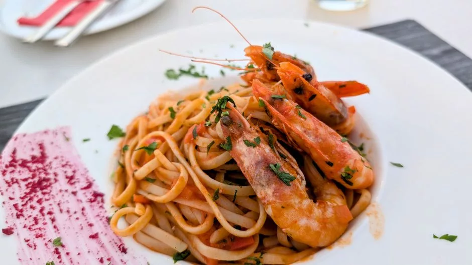 Nouillettes aux crevettes et à la tomate