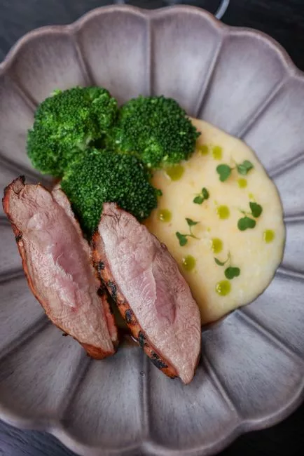 Canard poêlé, polenta onctueuse et petits pois-carottes glacés au miel