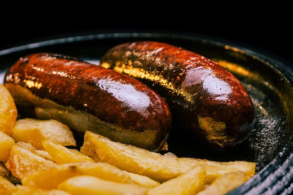 Luganighe al forno con patate e cipolle