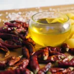 Huile piquante pour pizza : piments, huile d'olive et pizza margherita