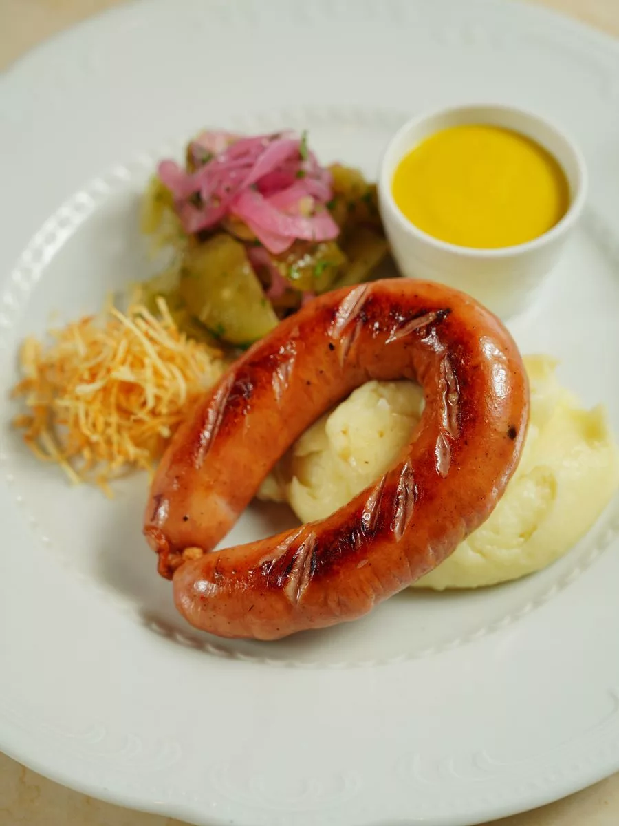 Saucisse à rôtir, sauce brune aux oignons et haricots secs